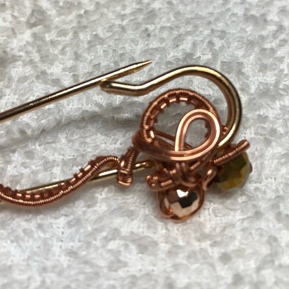 Gorgeous kilt pin brooch with beads and stone -artisan made - Picture 2 of 10